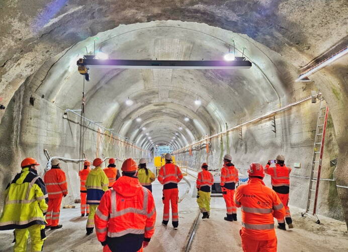 Gotthard - Ein Blick in die Tiefe der Schweizer Ingenieurskunst Man liest und hört viel über den Gotthard. Doch wenn man selbst unter hunderten Metern Gestein steht, den Klang der Maschinen hört und die Luft der Baustelle einatmet, bekommt der Begriff „Ingenieursleistung“ eine ganz neue Dimension. Unser Team besichtigte die Baustelle der zweiten Röhre – ein Blick hinter die Kulissen eines Jahrhundertprojekts.