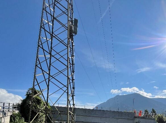 Funkantenne der Bahn an einem Freileitungsmast eines Energieversorgers Funkantenne der Bahn an einem Freileitungsmast eines Energieversorgers