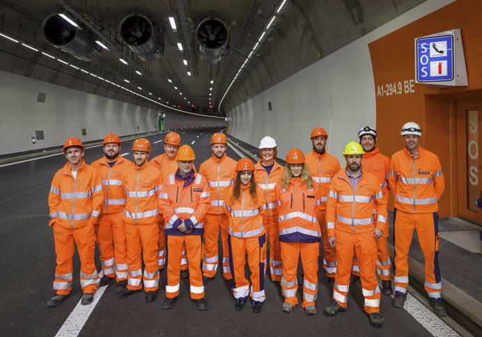 Équipe de projet de Boess dans le 3e tube du tunnel Gubrist