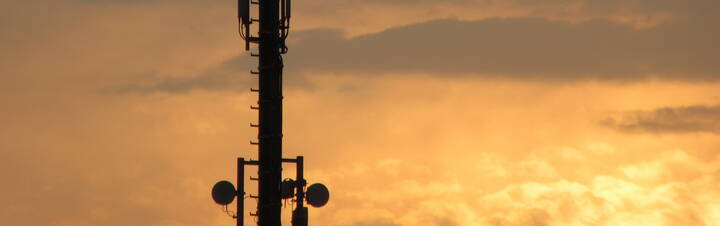 Antenne radio au lever du soleil 