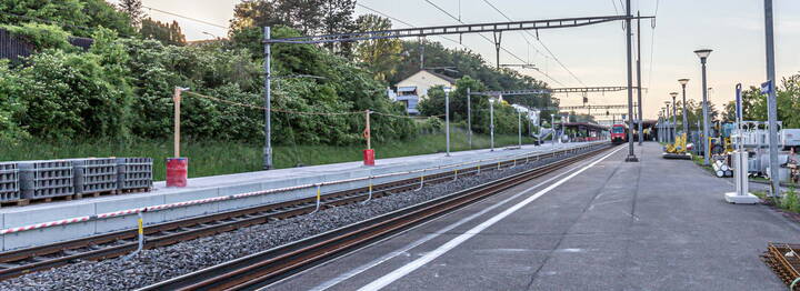 Gare d'Oberglatt avec quai central surélevé