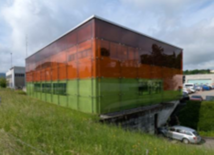 Modernisierung der Verkehrsmanagementzentrale Schweiz Die Verkehrsmanagementzentrale Schweiz (VMZ-CH) in Emmenbrücke steuert den Verkehr der Nationalstrassen – rund um die Uhr, sieben Tage die Woche. Veraltete Technik sowie Verbesserungen in der Arbeitsplatzgestaltung für die Mitarbeitenden erforderten eine umfassende Modernisierung. Boess Engineering übernahm die Planung und Bauleitung der elektrischen Infrastruktur während des laufenden Betriebs.