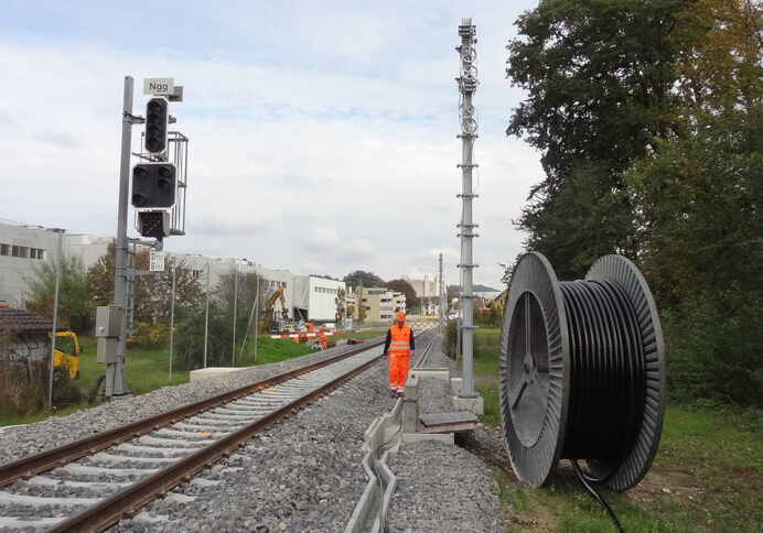 Pose de câbles pour les installations de sécurité des trains